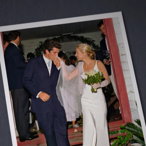 Anos depois, foi o próprio Narciso quem desenhou o vestido de noiva usado por Carolyn Bessette-Kennedy em seu casamento com John F. Kennedy Jr.
