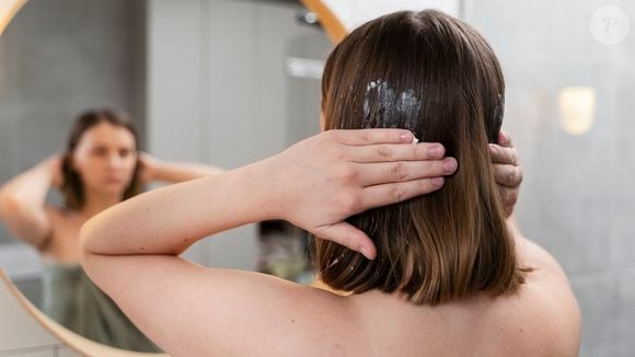 'Aplicar máscaras ou óleos nos cabelos secos tem a clara vantagem de permitir que os fios absorvam melhor os tratamentos. Quando o cabelo está úmido, a água impede que os produtos penetrem na fibra capilar e, por isso, eles não têm uma ação tão profunda', explicam profissionais da Maison Eduardo Sánchez