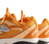 O tom Kith Orange é o grande destaque do New Balance 204L, criando um contraste vibrante com detalhes mais sutis e reforçando a proposta de acabamento sofisticado do modelo