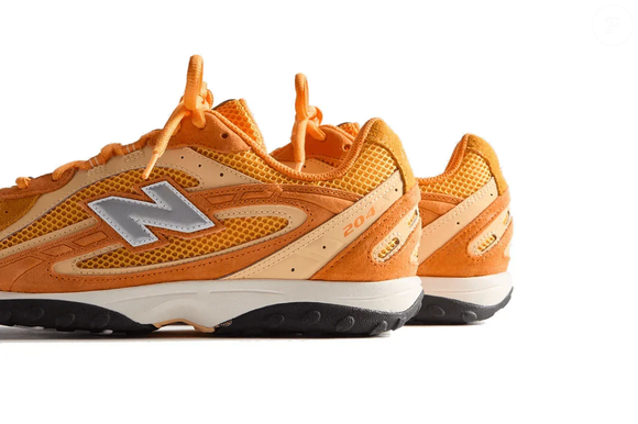 O tom Kith Orange é o grande destaque do New Balance 204L, criando um contraste vibrante com detalhes mais sutis e reforçando a proposta de acabamento sofisticado do modelo