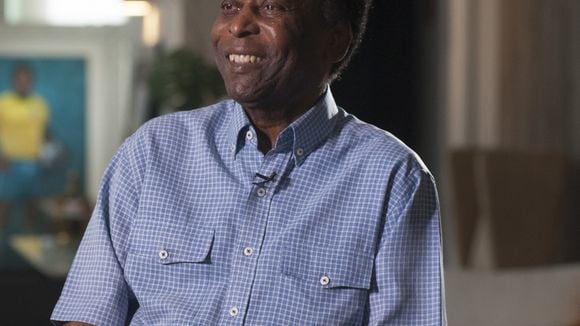 Autógrafo do Pelé de 1966 e avaliado em R$ 50 mil: vai a leilão um item histórico de mais de 7 décadas com assinatura do 'Rei'; peça passa bem longe do futebol