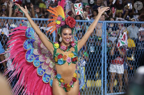 A ex-BBB Alane Dias estreou como musa da Grande Rio no Carnaval do Rio de Janeiro 2025
