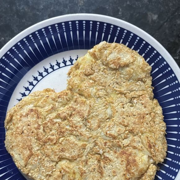 Filha atriz de Simony, Aysha Benelli compartilhou foto da sua refeição: panqueca de banana com creme branco