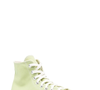 Inspirado na evolução do clássico Chuck Taylor nos anos 70, o Chuck 70 recupera detalhes dos arquivos da Converse e ganha atualizações voltadas ao conforto