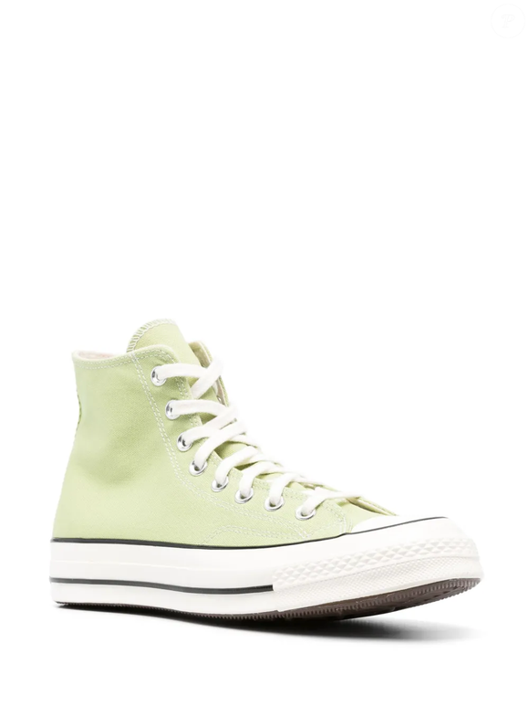 Inspirado na evolução do clássico Chuck Taylor nos anos 70, o Chuck 70 recupera detalhes dos arquivos da Converse e ganha atualizações voltadas ao conforto