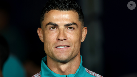 Além do cabelo ruivo, Cristiano Ronaldo chamou atenção pela nécessaire Gucci que aparece em suas mãos; o acessório custa US$ 1.500