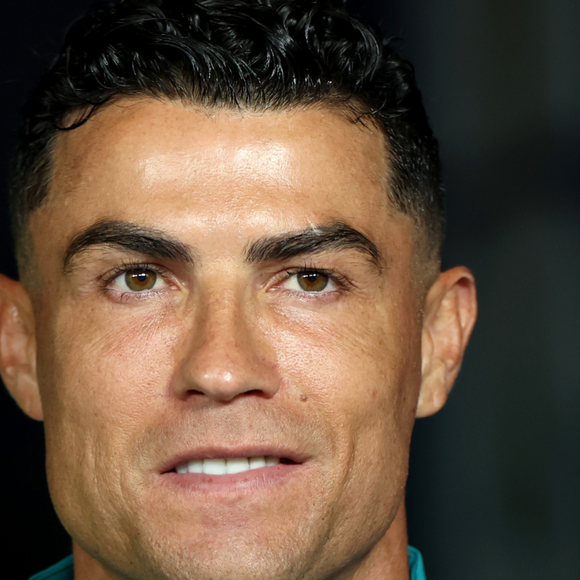 Além do cabelo ruivo, Cristiano Ronaldo chamou atenção pela nécessaire Gucci que aparece em suas mãos; o acessório custa US$ 1.500
