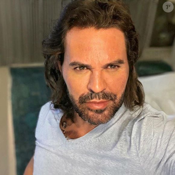 Este é um dos raros registros de Eduardo Costa com a barba preenchida