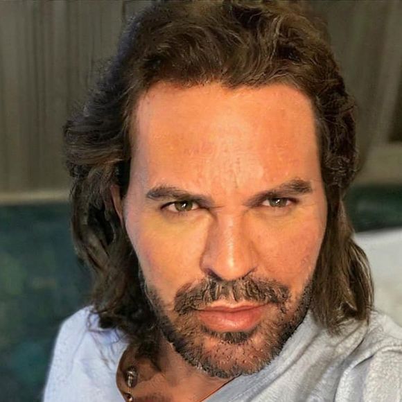 Este é um dos raros registros de Eduardo Costa com a barba preenchida