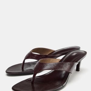 O salto fino médio faz desta sandália marrom da Zara uma aposta certeira para acompanhar vestidos, alfaiataria e produções sofisticadas.