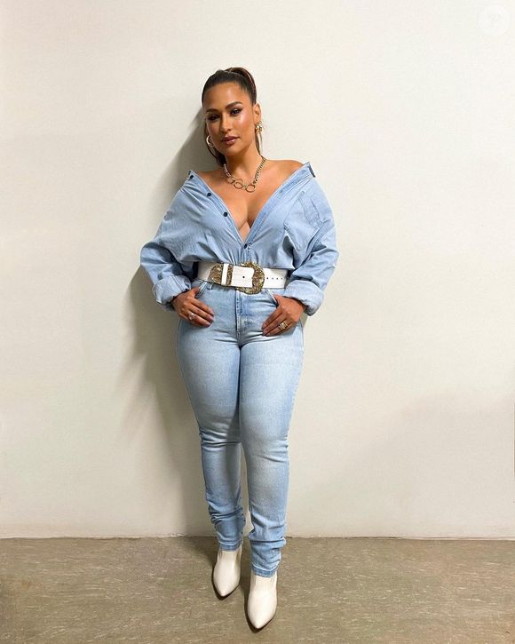 Simone contratou stylist e um maquiador, que a ajudaram a criar um visual alinhado com sua personalidade.