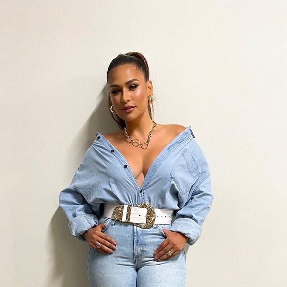 Simone contratou stylist e um maquiador, que a ajudaram a criar um visual alinhado com sua personalidade.