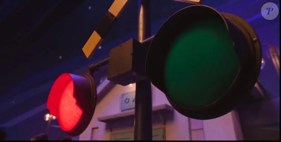 Quando a música parasse e a luz vermelha acenderia, quem estivesse entre as cancelas seria morto