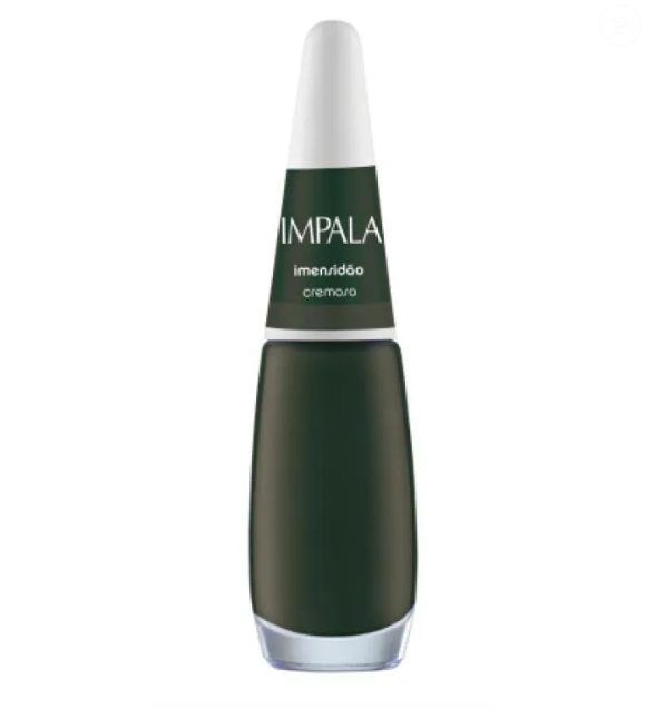 Esmalte da Impala em tom de verde musgo chamado Imensidão traz textura cremosa às unhas e combina super bem com o clima ameno do Outono.