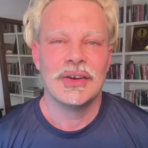 Assim está Carmo Dalla Vecchia hoje em dia: todo descolorido, ator de 54 anos causa entre internautas