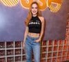 Bem basiquinha, Sophia Abrahão posou com um cropped com calça jeans