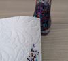 Passar o esmalte com glitter em um pedacinho de papel higiênico vai deixar muito mais fácil a aplicação