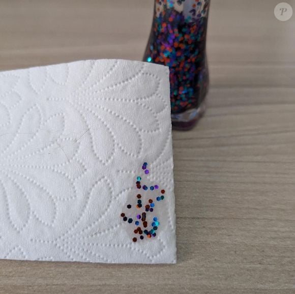 Passar o esmalte com glitter em um pedacinho de papel higiênico vai deixar muito mais fácil a aplicação