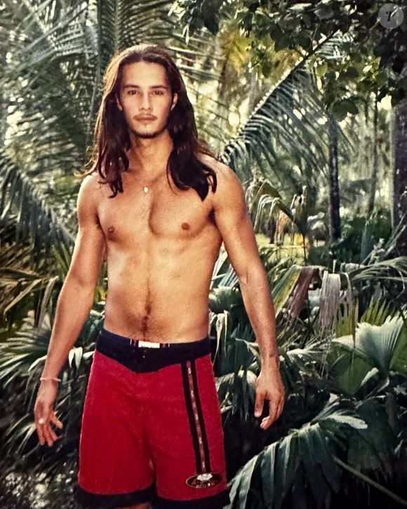 Antes de conquistar Hollywood como Xerxes em '300', Rodrigo Santoro ainda aparecia bem diferente nas telas. Em registros da época, o ator surge mais jovem e com pelos pelo corpo, antes da transformação radical exigida para viver o personagem que marcou sua carreira internacional