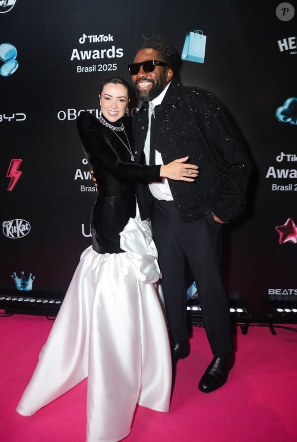 Lázaro Ramos e Thalita Meneghim apresentaram o TikTok Awards 2025