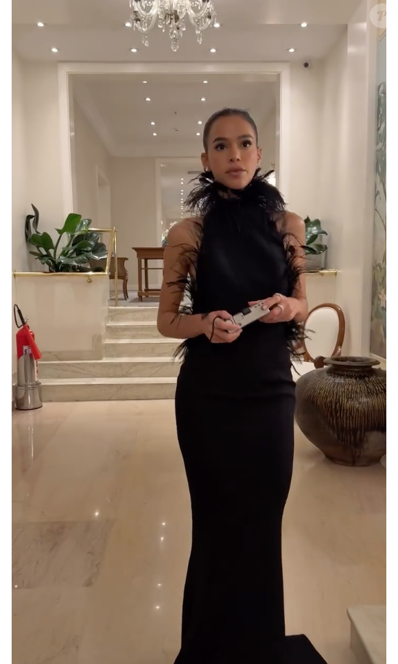 Na noite do Globo de Ouro, Bruna Marquezine usou um terceiro look: um vestido longo com plumas e decote gigante nas costas