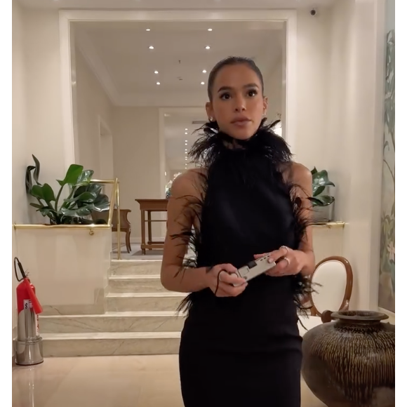 Na noite do Globo de Ouro, Bruna Marquezine usou um terceiro look: um vestido longo com plumas e decote gigante nas costas