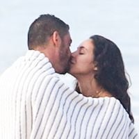 Quem é a modelo flagrada aos beijos com Cauã Reymond na praia? Ator de 'Vale Tudo' esquenta o clima em cliques e assume namoro