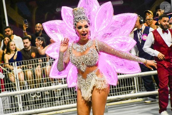 Carnaval 2025 em SP: Ana Beatriz Godói brilhou como rainha de bateria da Rosas de Ouro