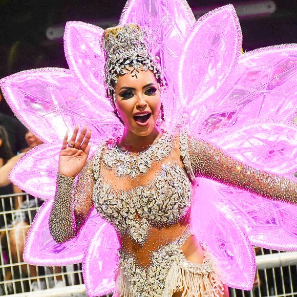 Carnaval 2025 em SP: Ana Beatriz Godói brilhou como rainha de bateria da Rosas de Ouro