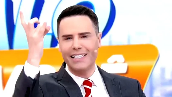 Record desmente Luiz Bacci e rebate 'fake news' de ex-funcionário com ironia: 'Desejamos sucesso e calma ao apresentador'