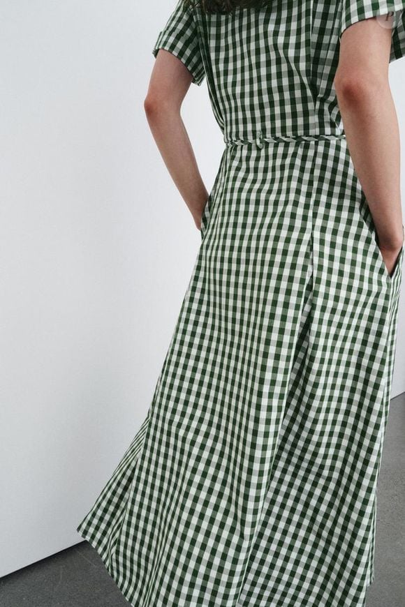 Fugindo do preto e do vermelho, este vestido xadrez verde da Zara é a aposta elegante da estação