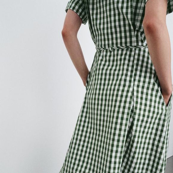 Fugindo do preto e do vermelho, este vestido xadrez verde da Zara é a aposta elegante da estação