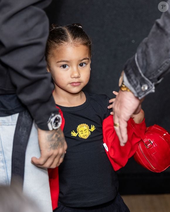 Filha de Neymar e Bruna Biancardi, Mavie faz 3 anos nesta terça-feira 6 de outubro de 2026 e voltou a roubar a cena com seu lookinho