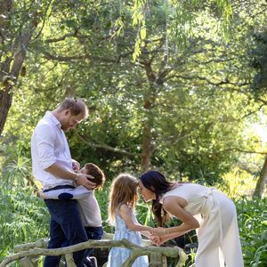 De acordo com a BBC, os filhos de Harry e Meghan, o príncipe Archie, de 7 anos, e a princesa Lilibet, de 5, já estão matriculados para começar em uma escola britânica em setembro