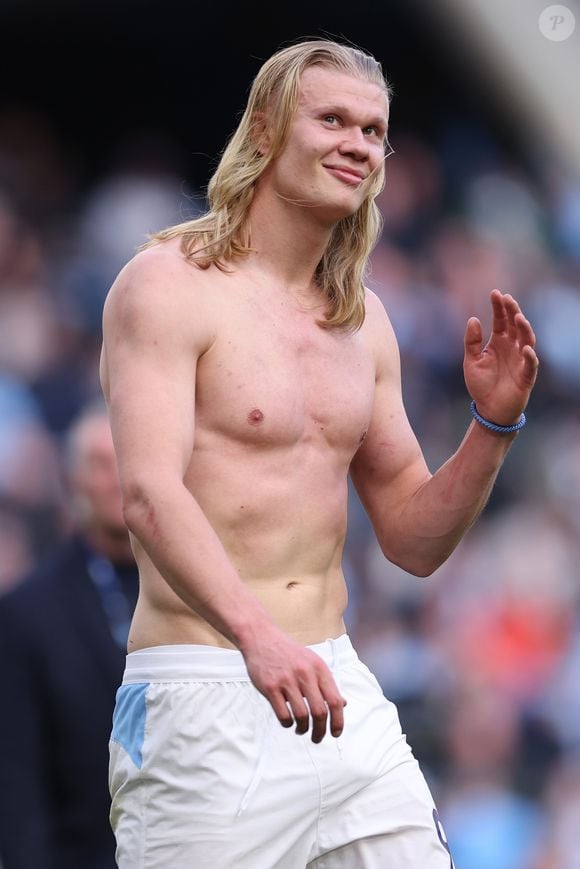Erling Haaland apareceu sem camisa no vestiário da Noruega após eliminar o Brasil, recebeu um abraço da princesa Ingrid Alexandra e protagonizou uma das cenas virais da Copa do Mundo de 2026