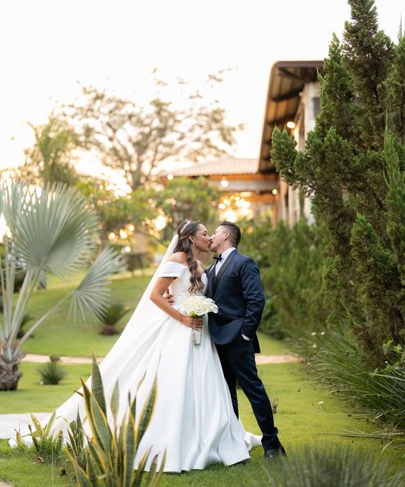 Usando o vestido de noiva presenteado por Zé Felipe, Carina Costa disse 'sim' ao personal trainer Douglas Farias no sábado (21), em uma cerimônia marcada por romantismo e emoção
