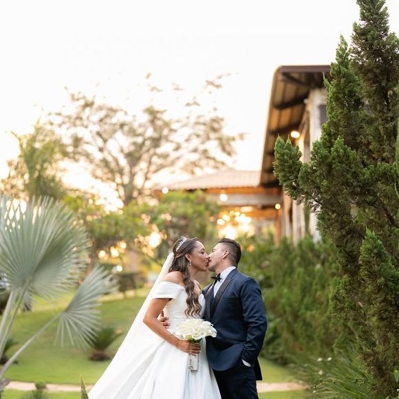 Usando o vestido de noiva presenteado por Zé Felipe, Carina Costa disse 'sim' ao personal trainer Douglas Farias no sábado (21), em uma cerimônia marcada por romantismo e emoção