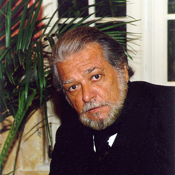 Carlos Eduardo Dolabella era poliglota e formado em Relações Públicas. Como ator esteve em diversas novelas da Globo e Manchete