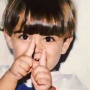 Lucas Lucco em foto de criança; agora, cantor tem surgido nu na web