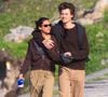 Bruna Marquezine e Shawn Mendes usaram roupas de tons parecidos em novo passeio por praia do RJ