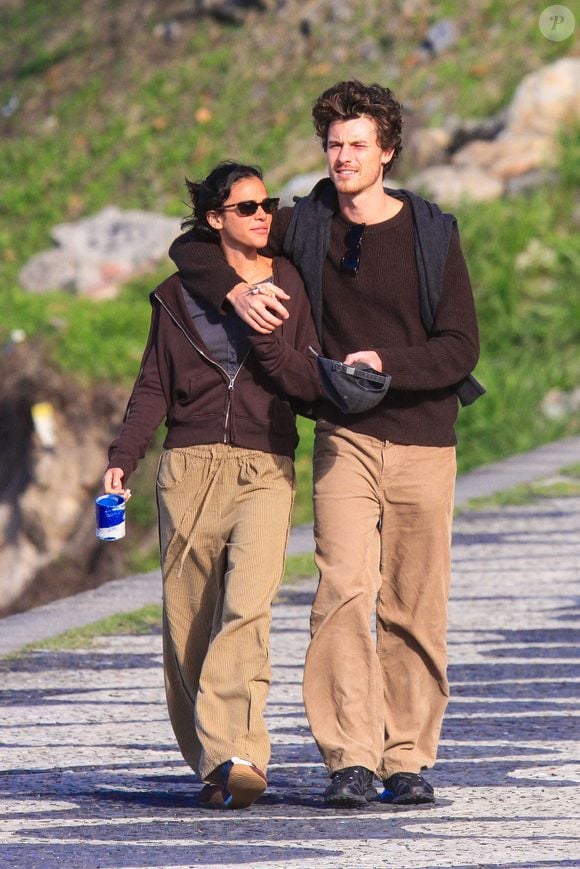 Bruna Marquezine e Shawn Mendes usaram roupas de tons parecidos em novo passeio por praia do RJ