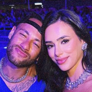 Neymar presenteia Bruna Biancardi e filhas no Dia da Mulher, escreve carta à mão e web dispara: 'Esqueceu da Helena'