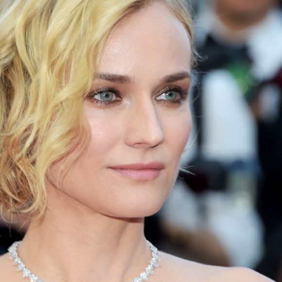 Diane Kruger afirmou que o segredo para manter a pele saudável não está em uma rotina cheia de etapas, mas na escolha de produtos eficazes, como o creme Roséliane, da Uriage, que ela usa diariamente para acalmar a pele sensível