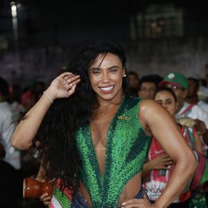 Short jeans curto foi a aposta de Evelyn Bastos para ensaio de rua da Mangueira rumo ao carnaval 2025 em 30 de janeiro de 2025