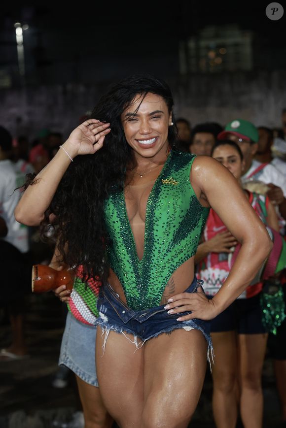Short jeans curto foi a aposta de Evelyn Bastos para ensaio de rua da Mangueira rumo ao carnaval 2025 em 30 de janeiro de 2025