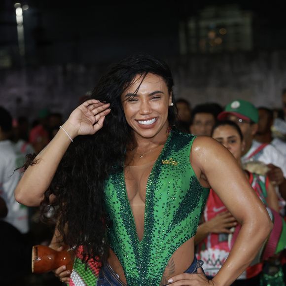 Short jeans curto foi a aposta de Evelyn Bastos para ensaio de rua da Mangueira rumo ao carnaval 2025 em 30 de janeiro de 2025
