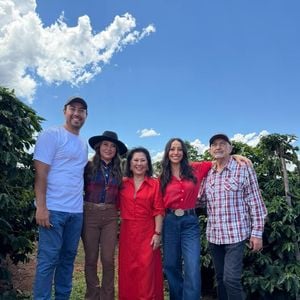 Ao lado do irmão, Karin Sato, da irmã, Karina Sato, da mãe, Kika Sato, e do pai, Omar Rahal, Sabrina Sato mostra seu lado no agronegócio