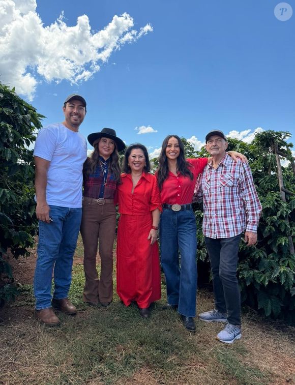 Ao lado do irmão, Karin Sato, da irmã, Karina Sato, da mãe, Kika Sato, e do pai, Omar Rahal, Sabrina Sato mostra seu lado no agronegócio