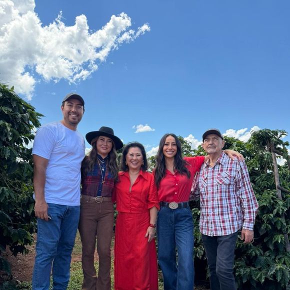 Ao lado do irmão, Karin Sato, da irmã, Karina Sato, da mãe, Kika Sato, e do pai, Omar Rahal, Sabrina Sato mostra seu lado no agronegócio