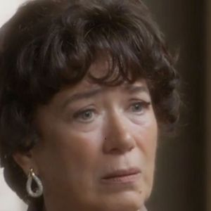 Resumo da novela 'Garota do Momento': Maristela fica chocada com a postura do filho, Juliano, diante de Beatriz.